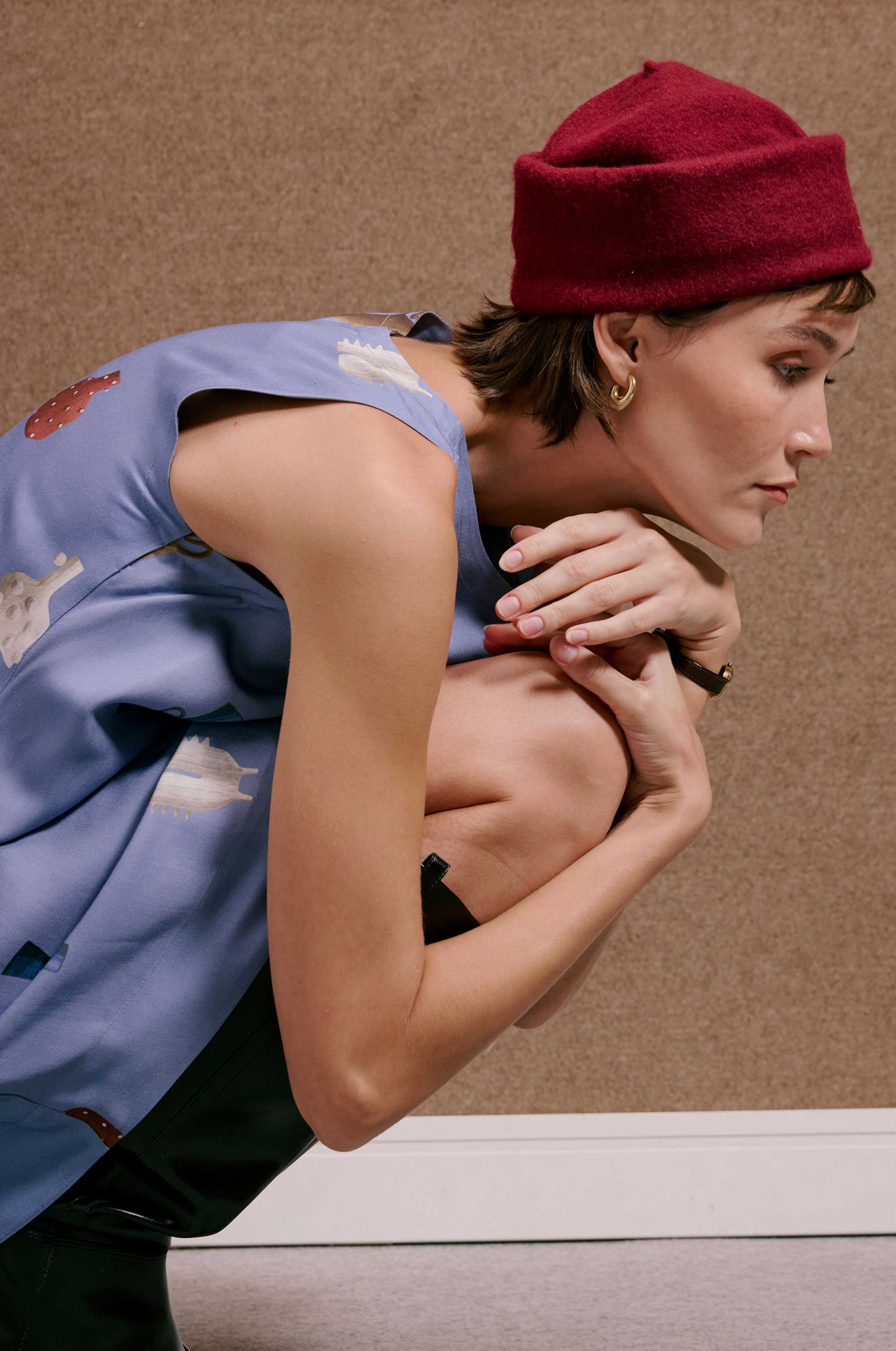 Vestido Marais Vasinhos Mini azul-claro com estampa de vasinhos em tons terrosos e cinza. Caimento solto e fluido.