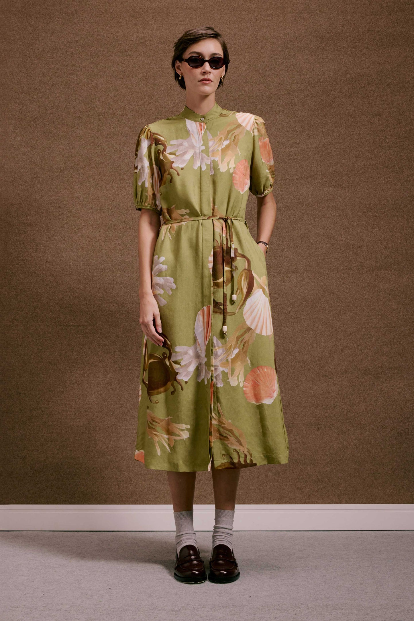 Vestido Roma Lembranças Verde midi de tecido texturizado, com estampa de conchas e algas, manga bufante, cinto e gola.