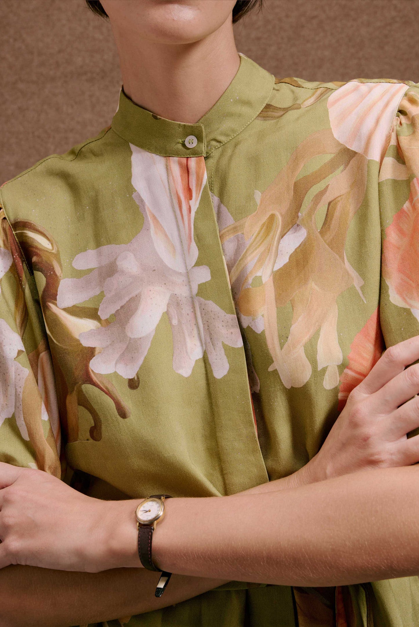 Vestido Roma Lembranças Verde: estampa floral abstrata em tons de verde, pêssego e branco. Gola padre, tecido leve.