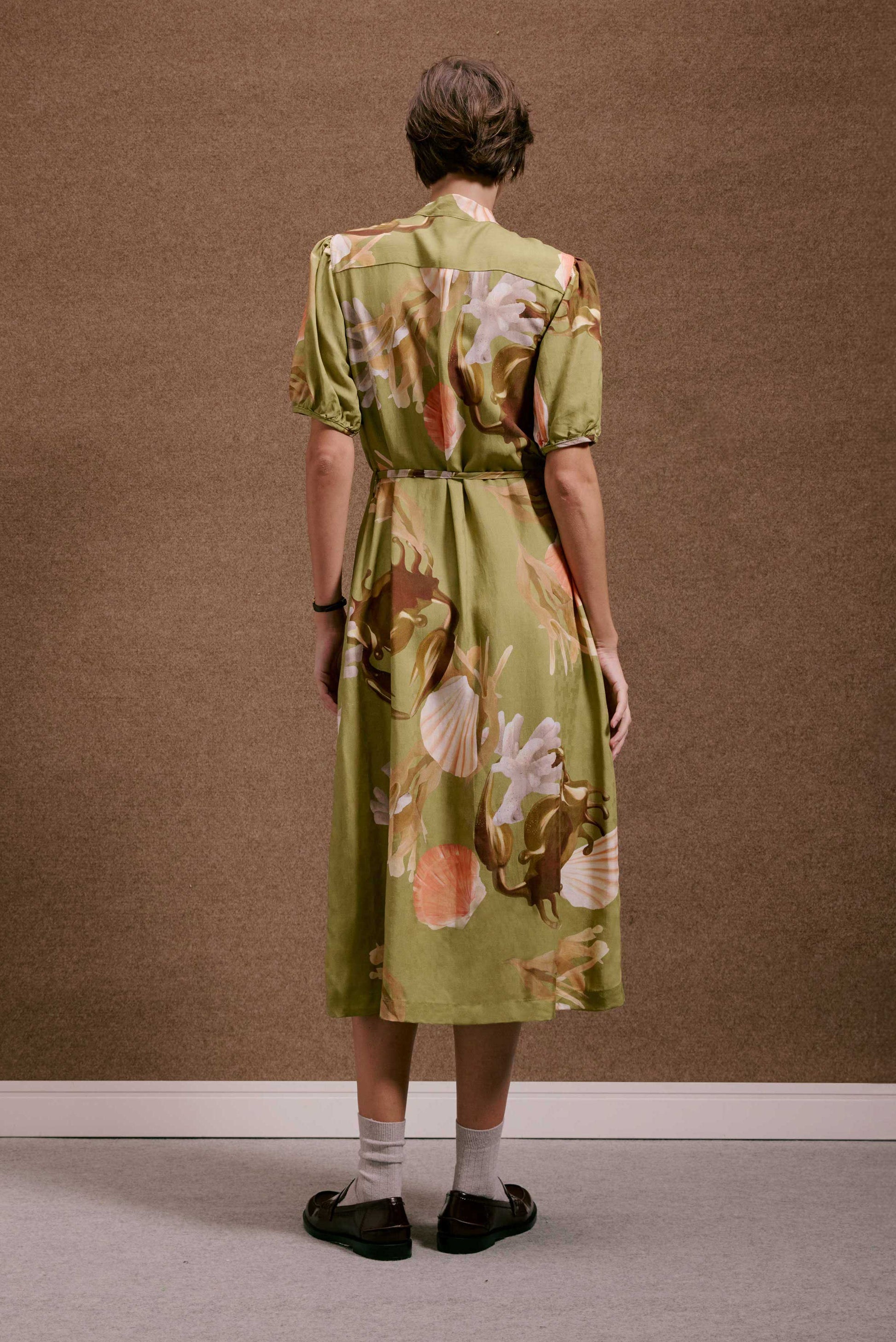 Vestido Roma Lembranças Verde midi estampado marinho com conchas, corais, algas em tons terrosos e manga curta bufante.