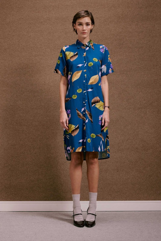 Chemise Fenda Anoitecer Botânica azul, estampa de folhas e flores, mangas curtas, botões frontais.