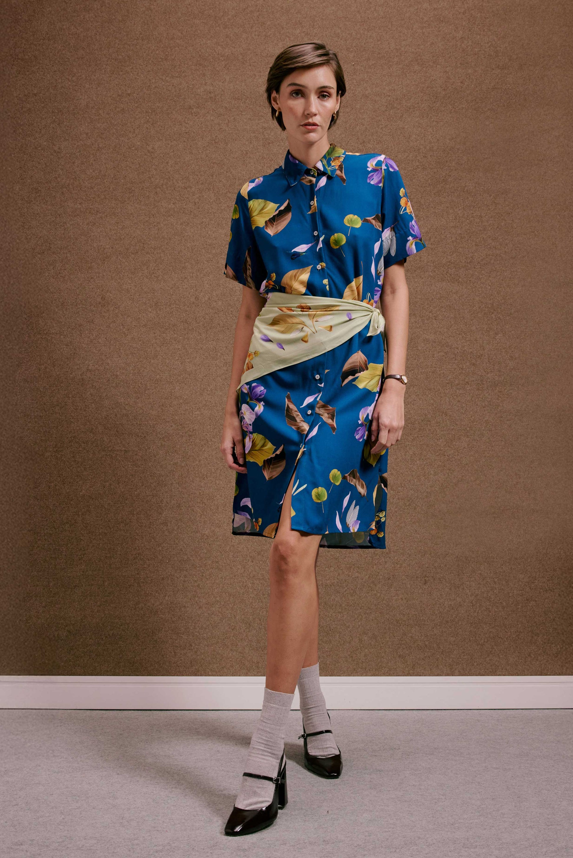 Chemise Fenda Anoitecer Botânica azul, estampa botânica de folhas e flores, faixa estampada verde clara e fenda.