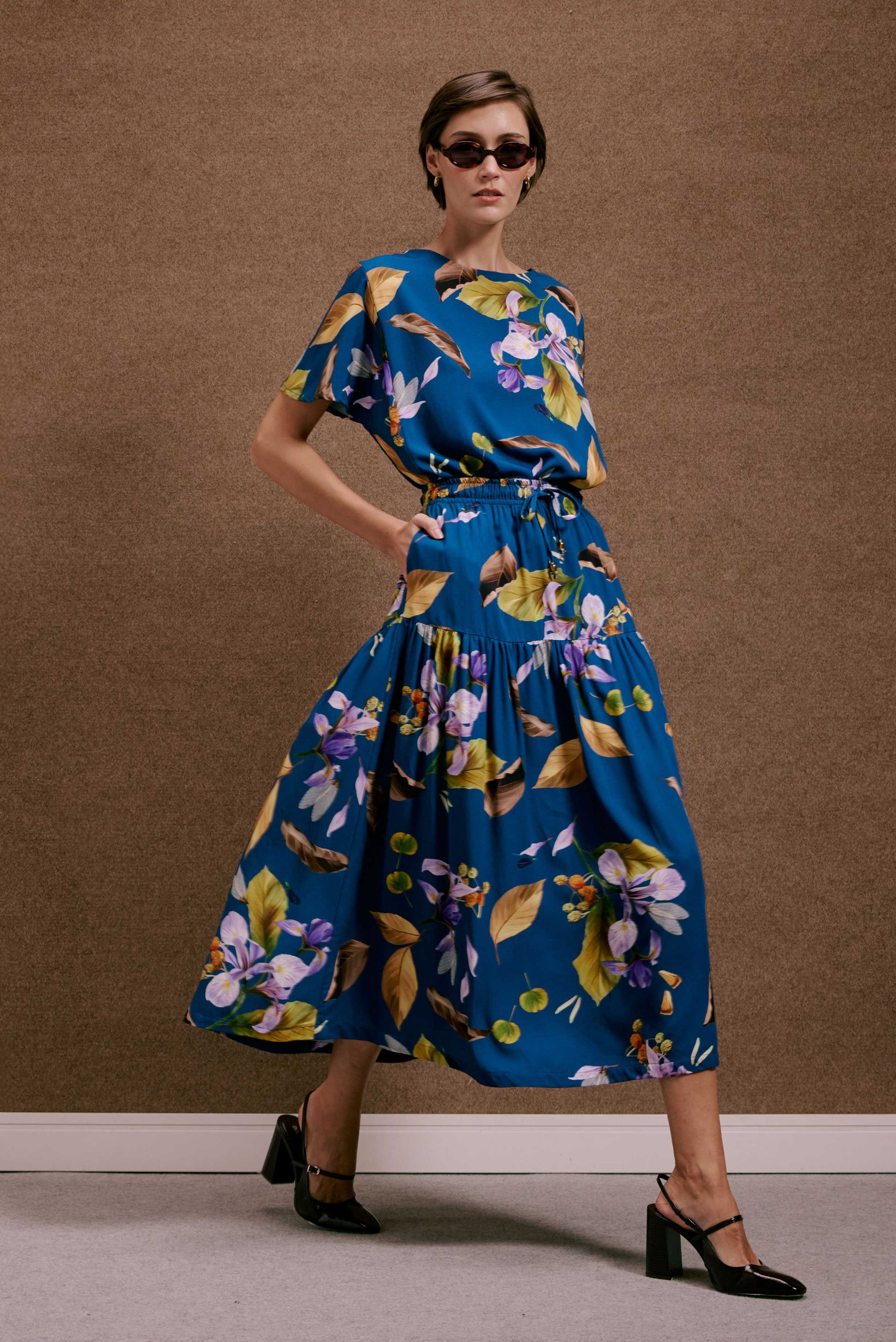 Conjunto azul, Saia Gipsy Anoitecer Botânica, com blusa e saia fluida de estampa floral e folhagem, cintura com laço.