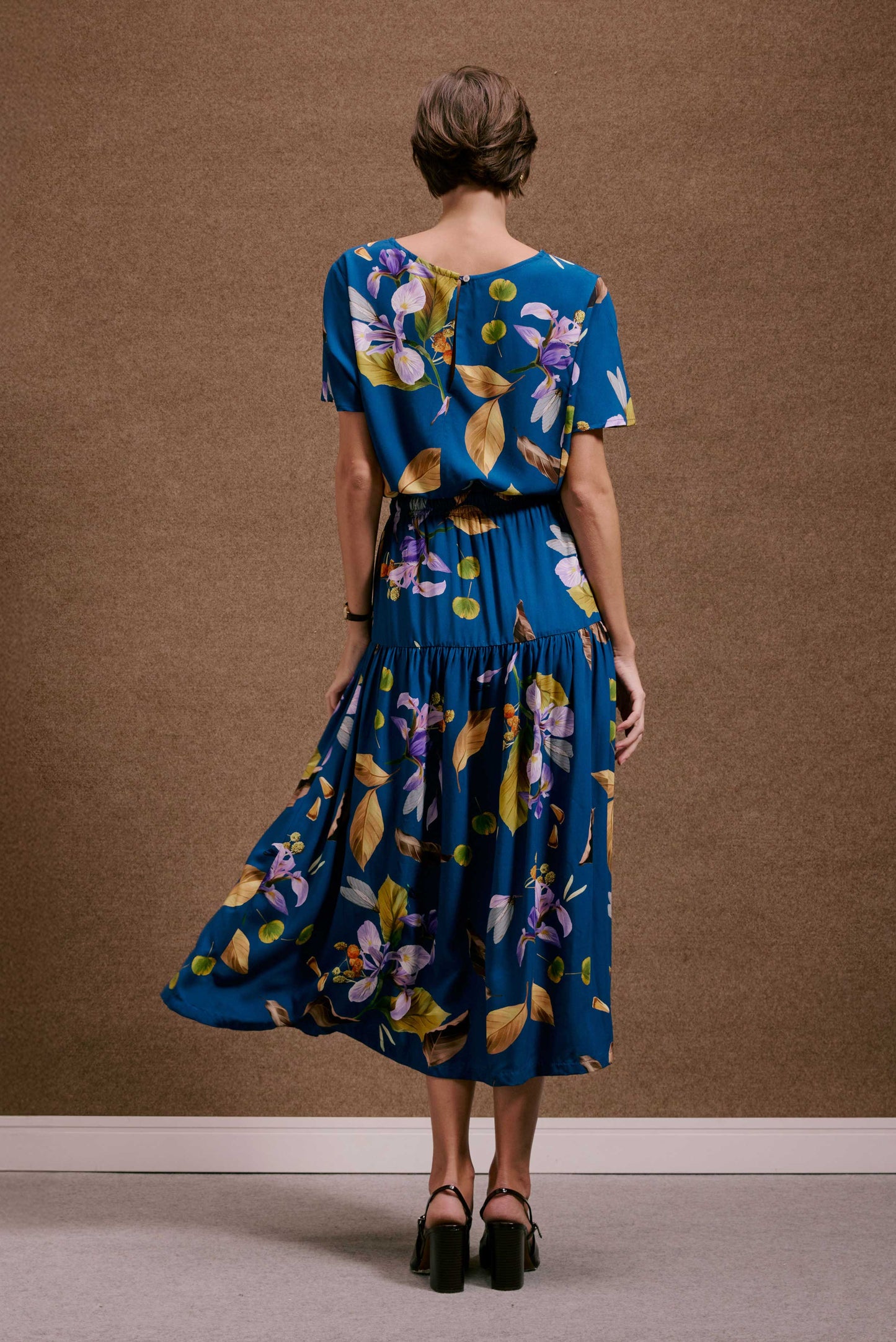 Vestido azul floral Anoitecer Botânica estilo gipsy. Estampa com flores e folhas em tons de roxo, amarelo e verde. Cintura...