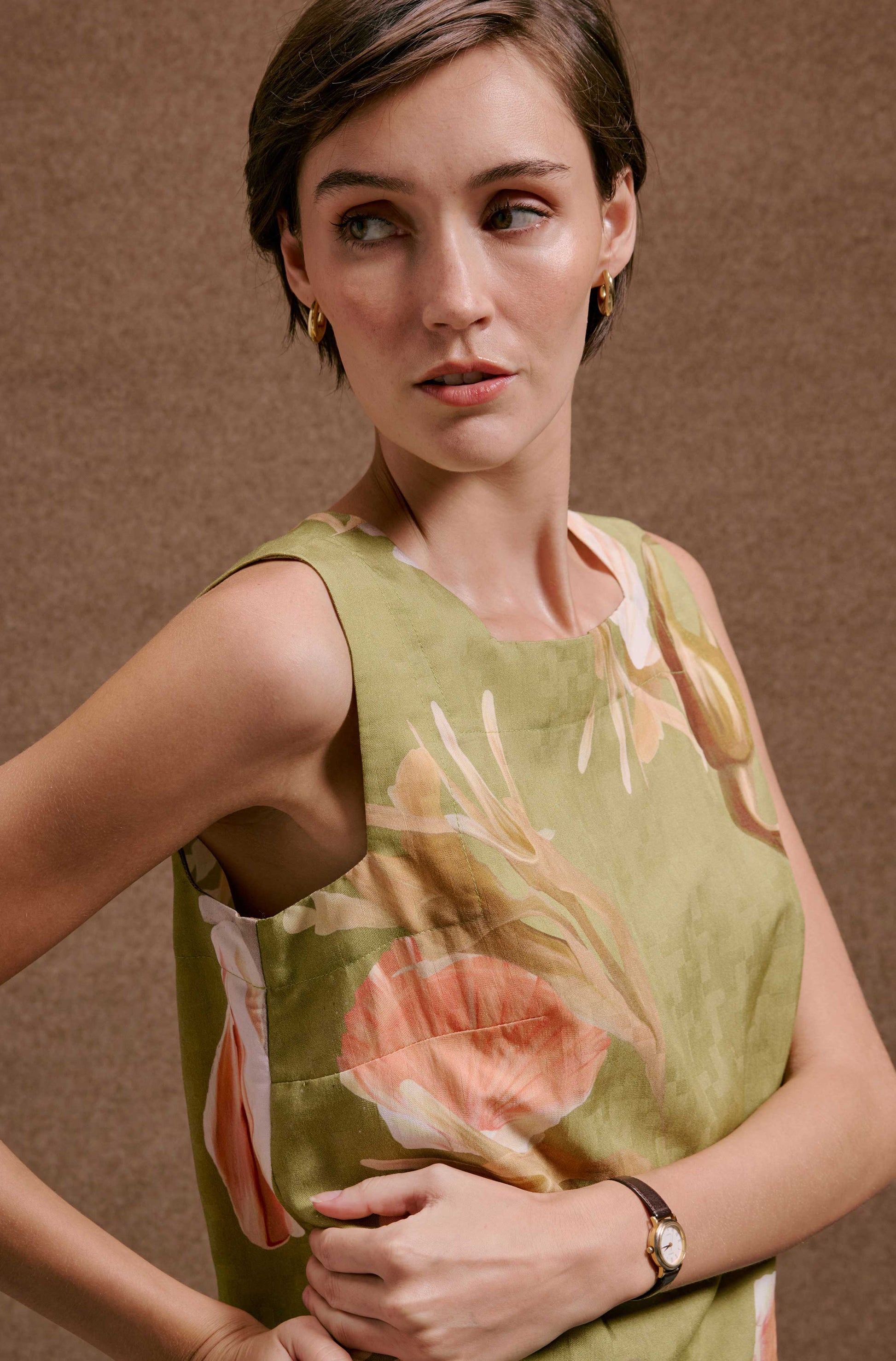 Blusa Quadradinha Lembranças Verde, verde musgo sem mangas, estampa floral abstrata pêssego/marrom, linho.