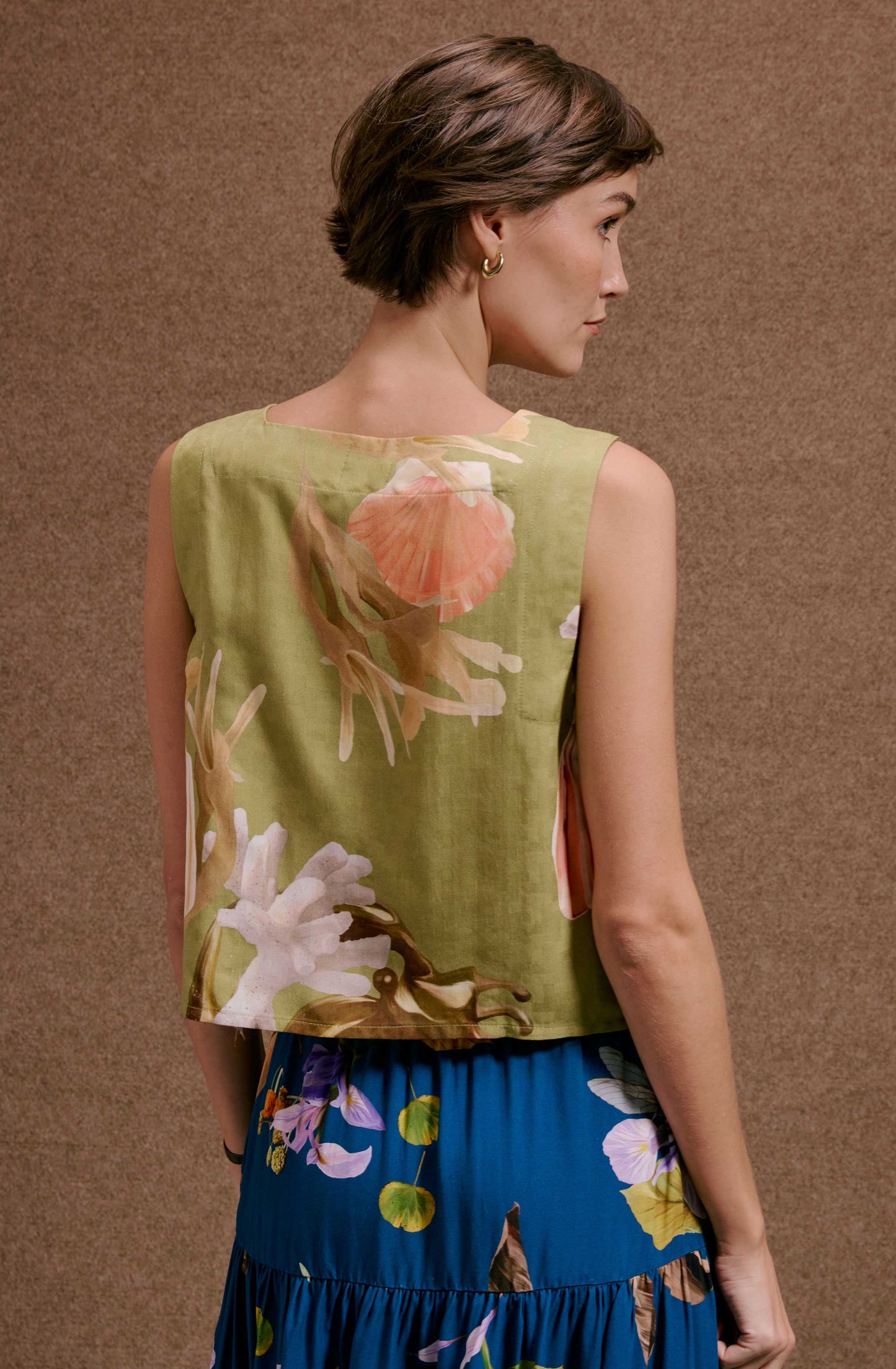 Blusa Quadradinha Lembranças Verde, feminina, verde-oliva com estampa de conchas e corais. Decote quadrado, tecido natural.