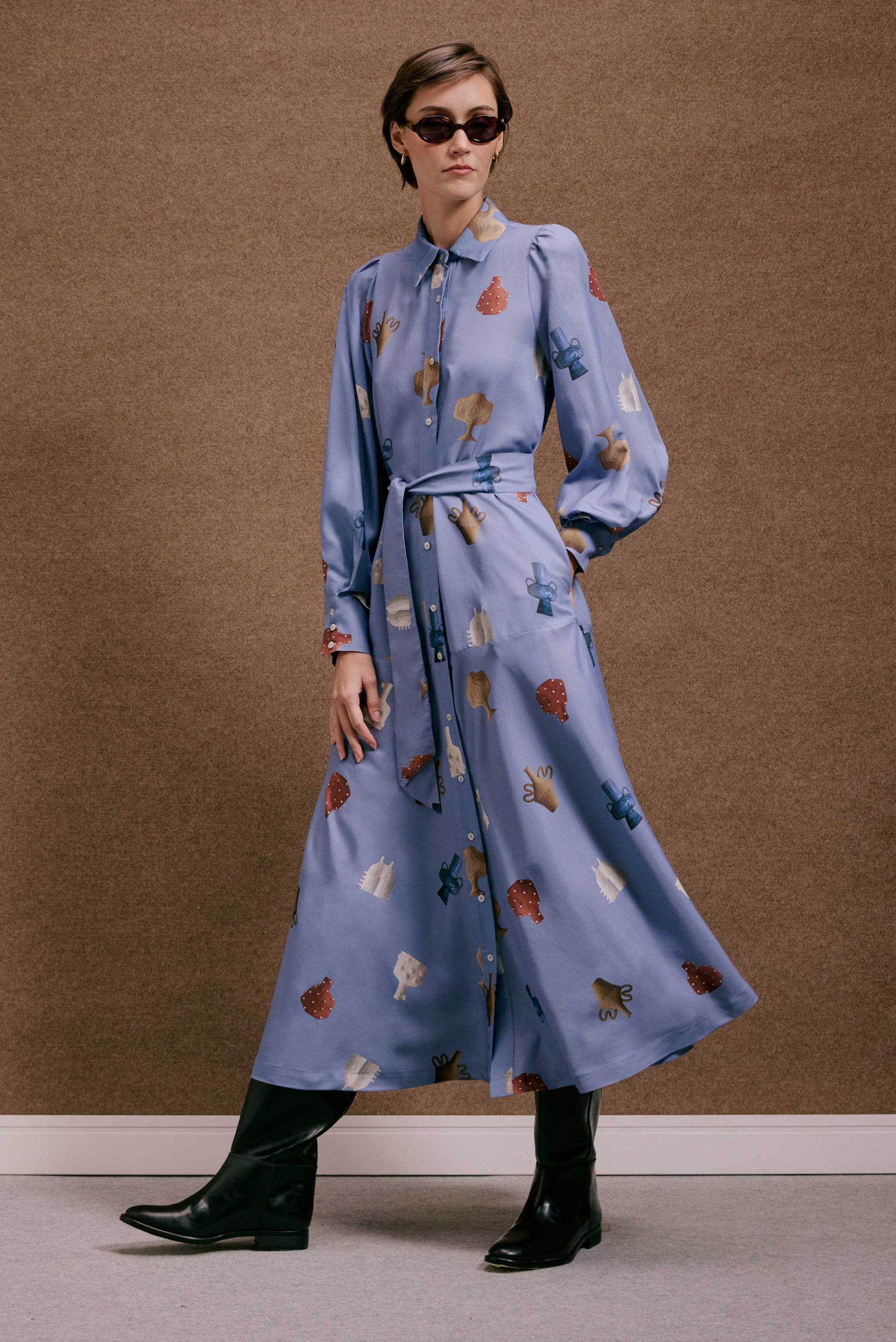Vestido Mirante Vasinhos Mini azul claro, estilo chemise midi. Estampa de vasos e cogumelos, manga longa e cinto.