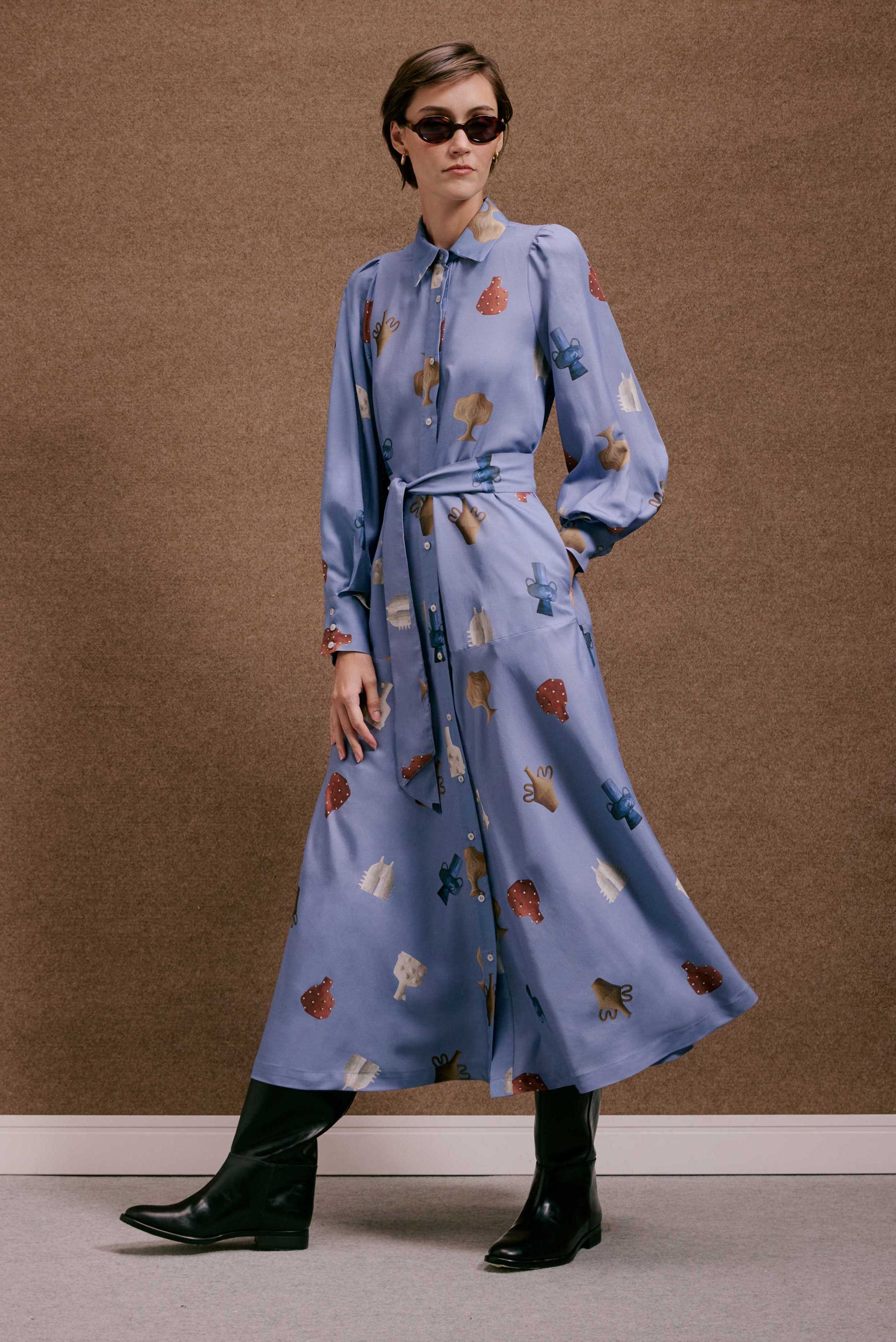 Vestido Mirante Vasinhos Mini azul claro, estilo chemise midi. Estampa de vasos e cogumelos, manga longa e cinto.