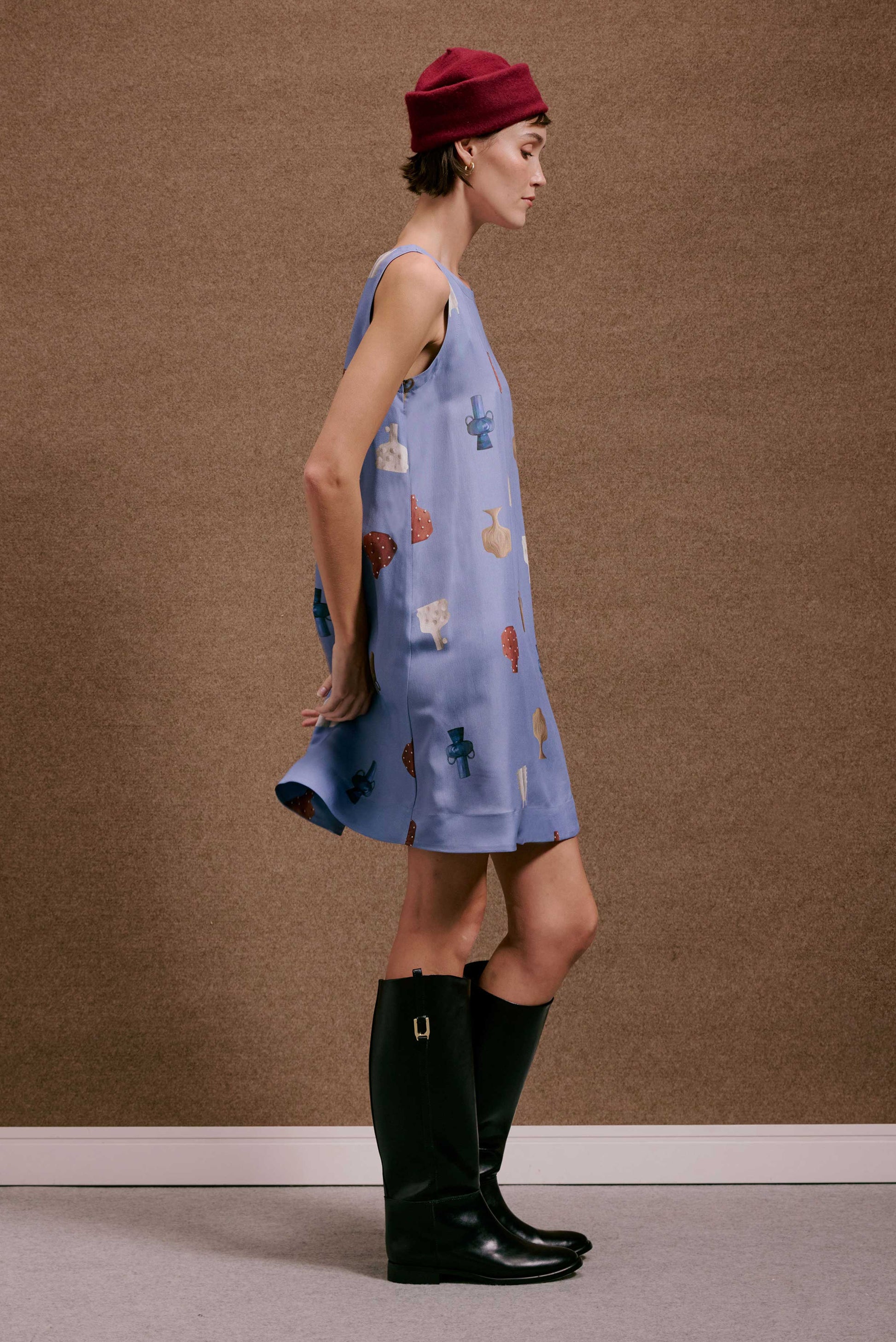 Vestido Marais Vasinhos Mini azul, sem mangas, estampa abstrata de vasinhos. Curto e versátil.