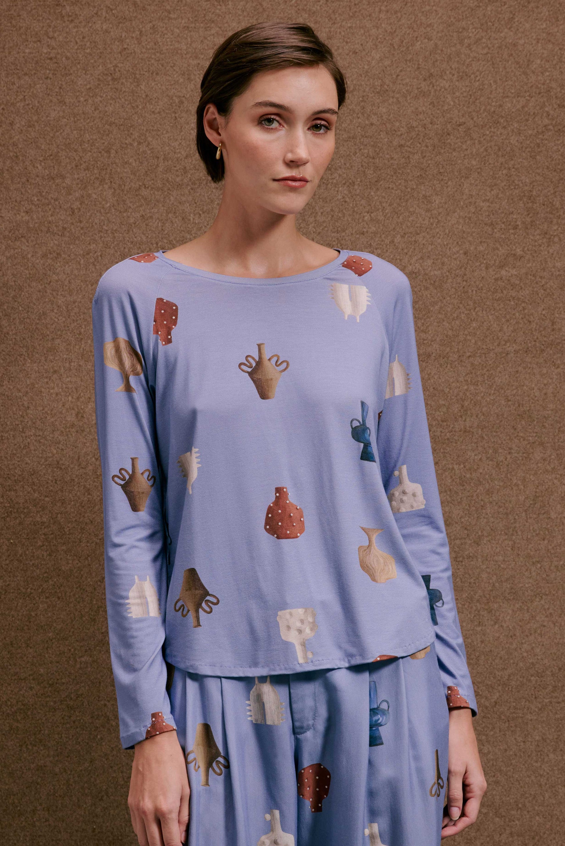 Blusa Raglan Vasinhos Mini azul clara, estampa de vasos terrosos, brancos e azuis, malha macia.