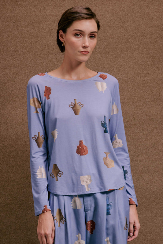 Blusa Raglan Vasinhos Mini azul clara, estampa de vasos terrosos, brancos e azuis, malha macia.