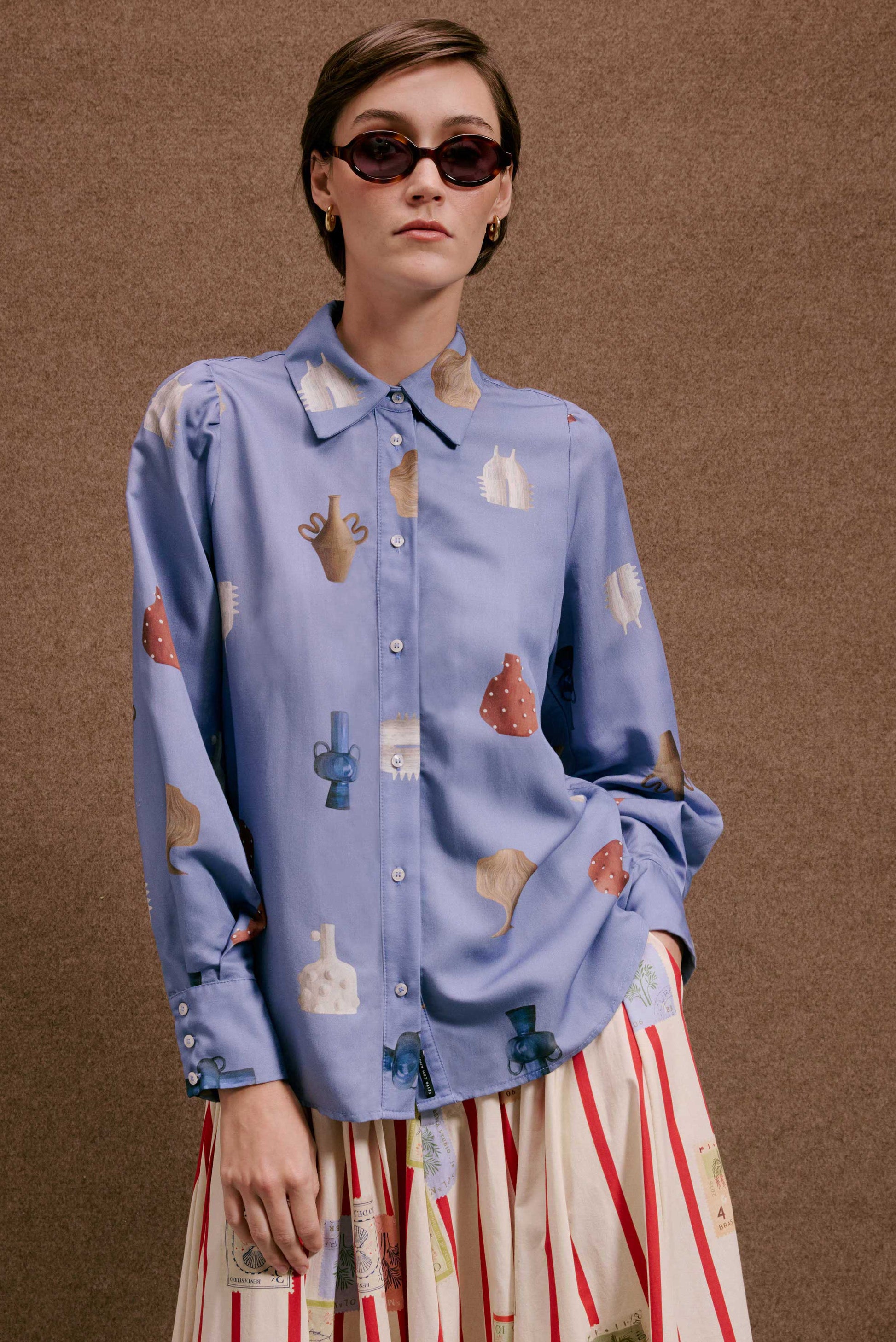 Camisa Studio Vasinhos Mini azul lavanda com estampa de vasos pequenos e formas abstratas.