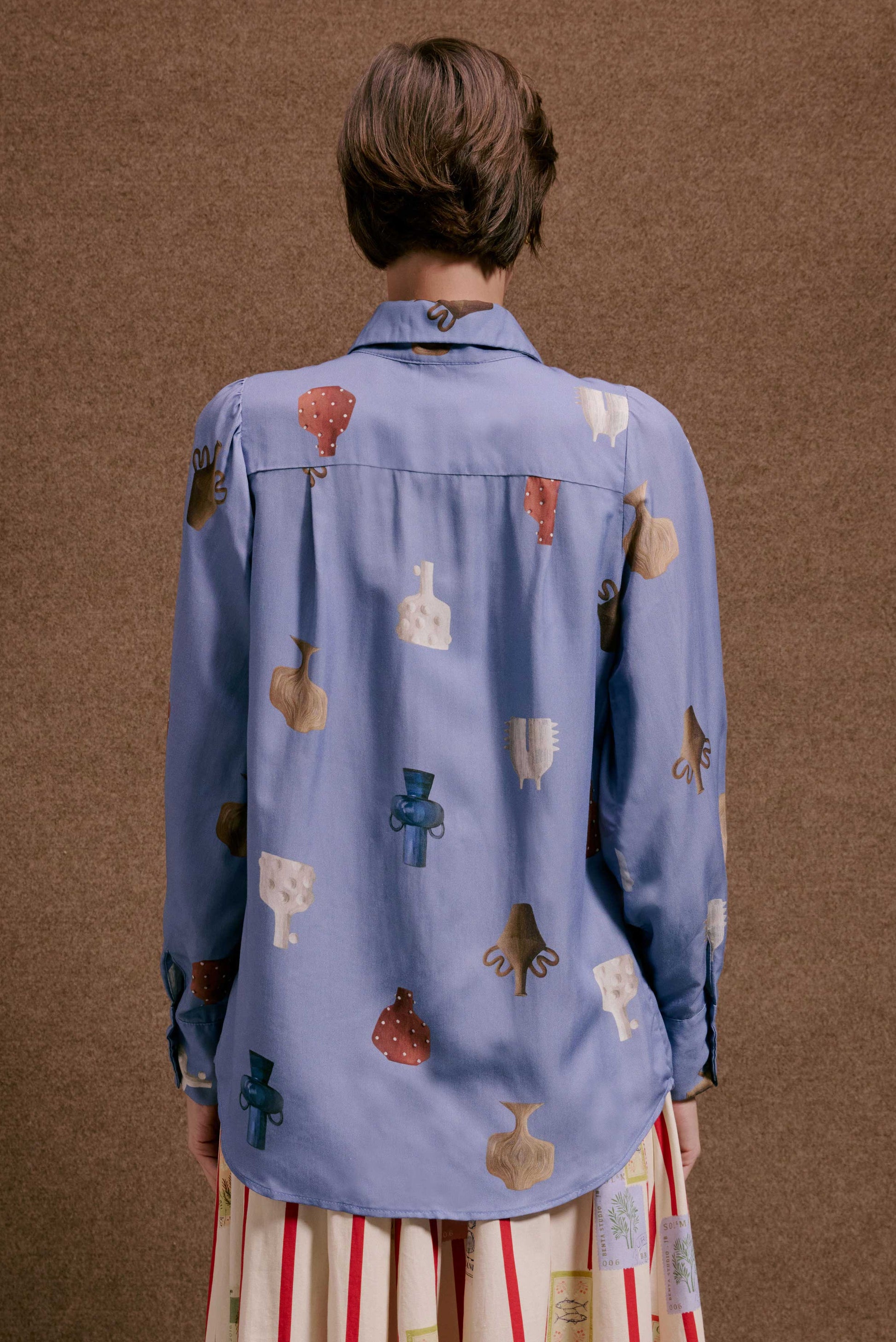 Camisa Studio Vasinhos Mini azul-claro com estampa exclusiva de vasos e potes, em tons terrosos e azuis.
