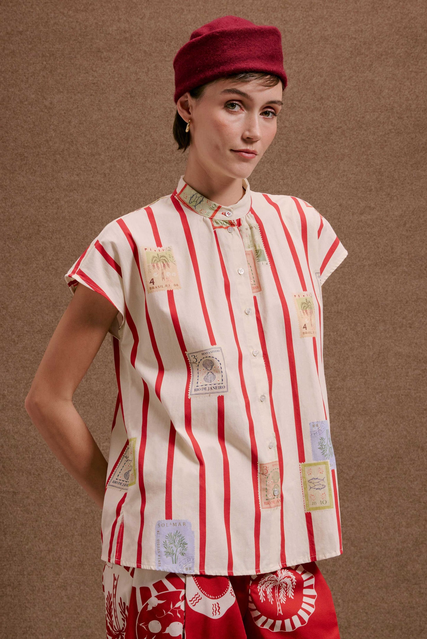 Camisa Gênova Selos Listras feminina, branca c/ listras vermelhas e estampas de selos postais do Brasil, manga curta.