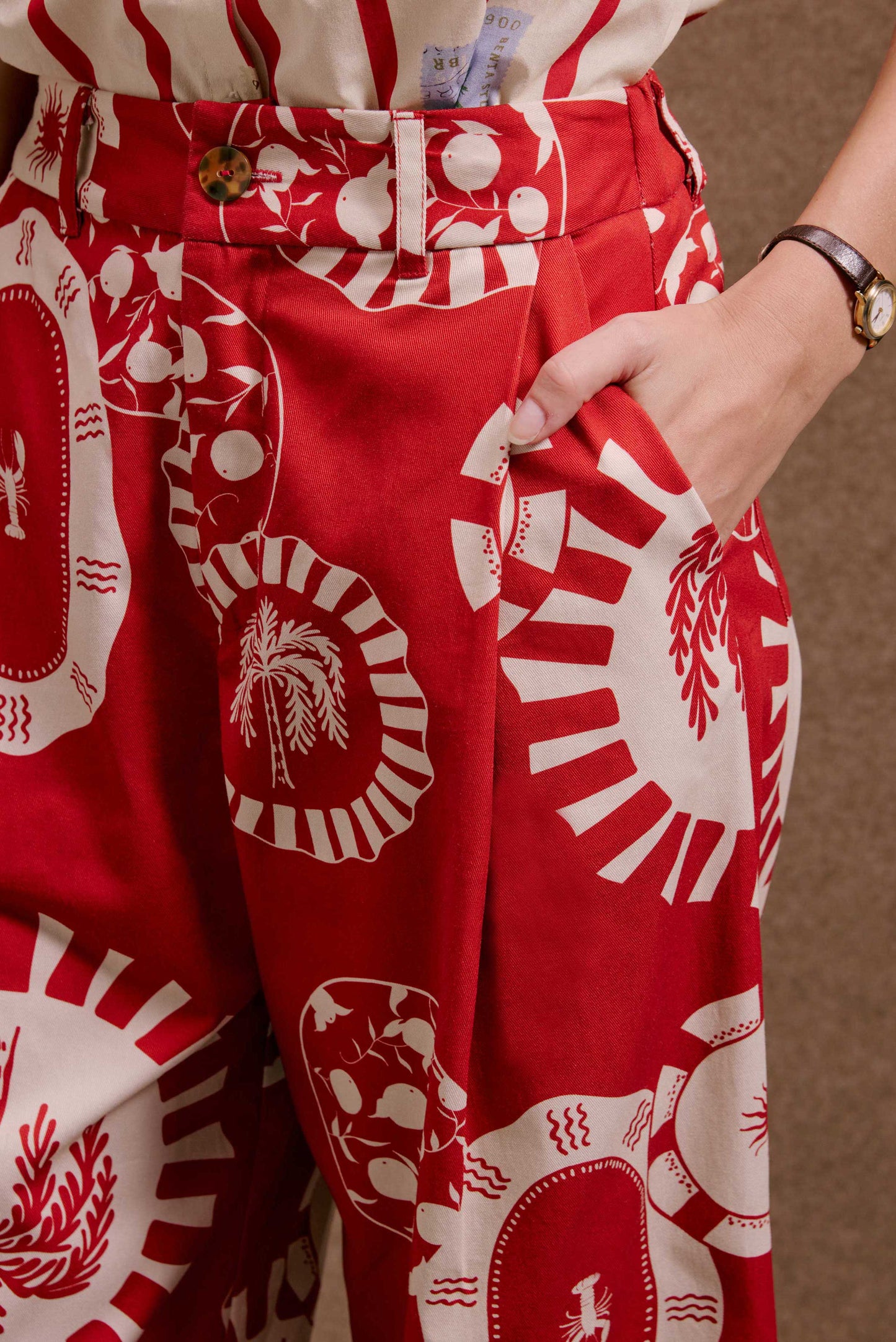 Calça Japão Pratinhos Vermelho. Calça feminina vermelha de tecido texturizado com estampa off-white de lagosta, palmeira e...
