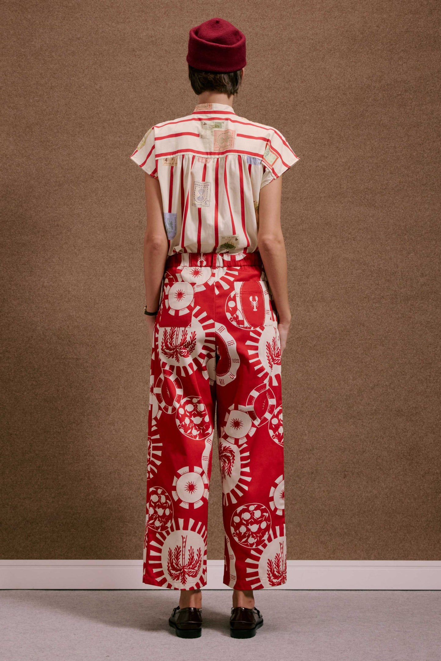 Calça Japão Pratinhos Vermelho, estampa vermelha e branca de sol, trigo, lagosta. Blusa listrada c/ selos.