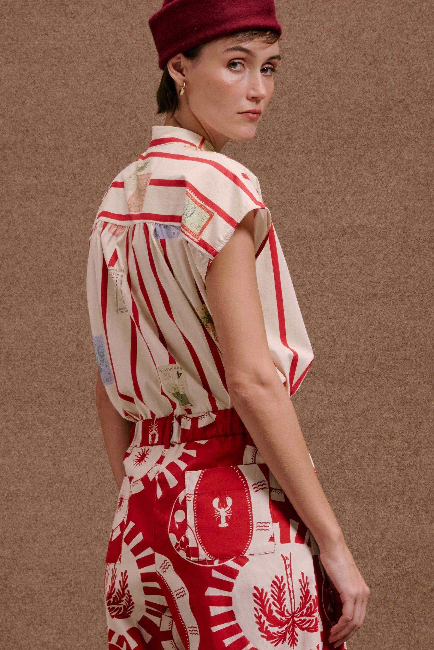 Conjunto com Calça Japão Pratinhos Vermelho e blusa de verão. Estampas vibrantes de lagosta, palmeiras e listras.