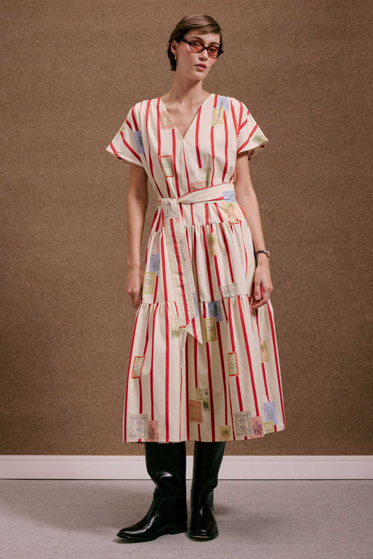 Vestido midi Galeria Selos Listras, creme com listras vermelhas e estampa de selos. Decote V e cinto.