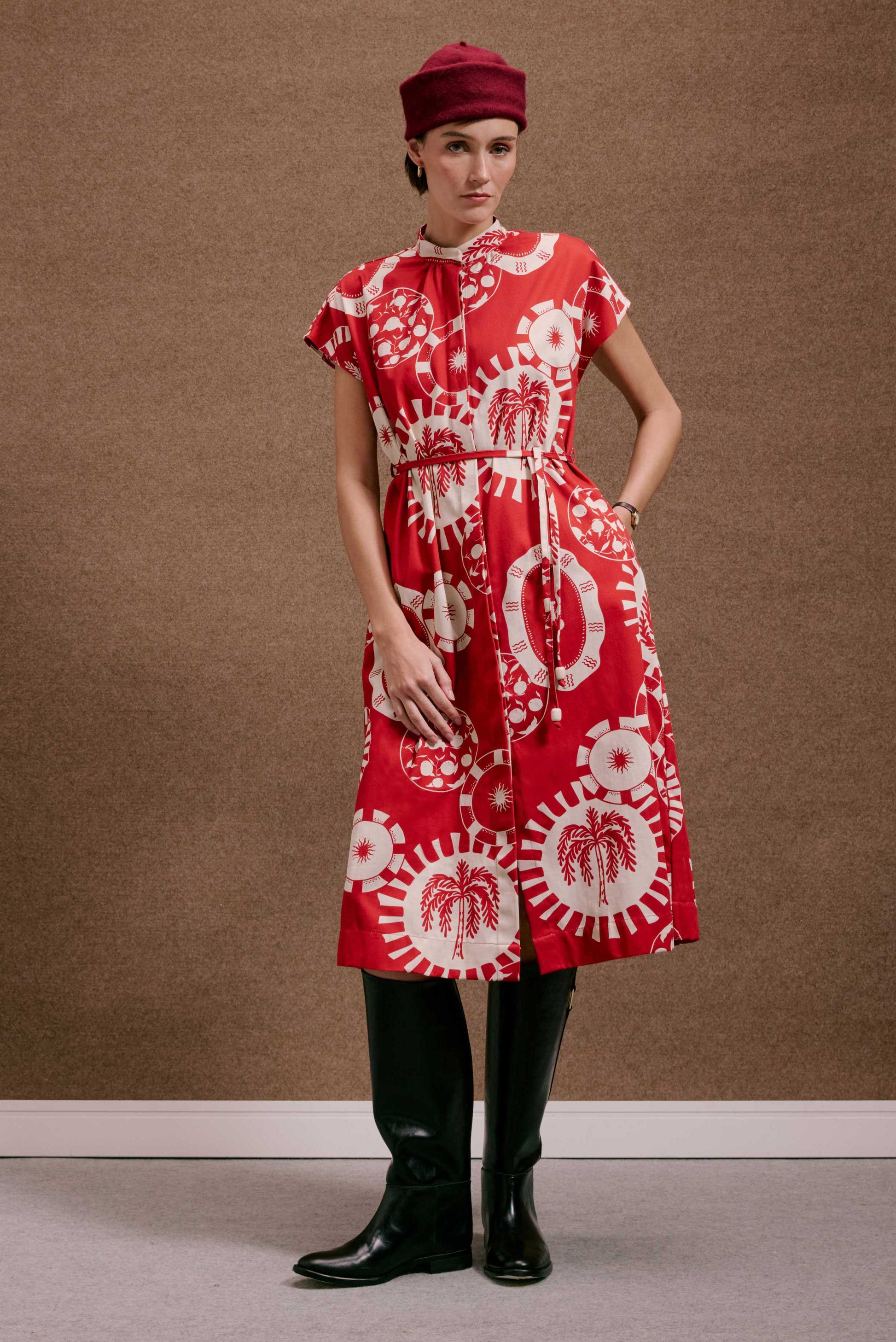 Vestido Gênova Pratinhos Vermelho midi, estampa circular off-white de coqueiros e sóis, manga curta e cinto.