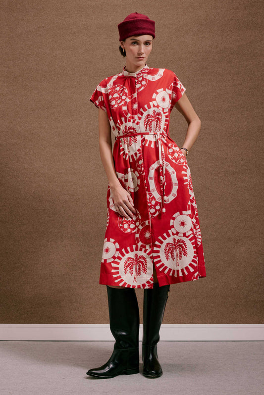Vestido Gênova Pratinhos Vermelho midi, estampa circular off-white de coqueiros e sóis, manga curta e cinto.