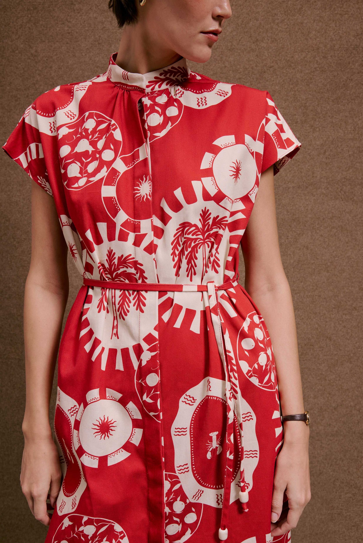 Vestido Gênova Pratinhos Vermelho, estampa off-white de sol, coqueiros e vida marinha; gola mandarim e cinto.