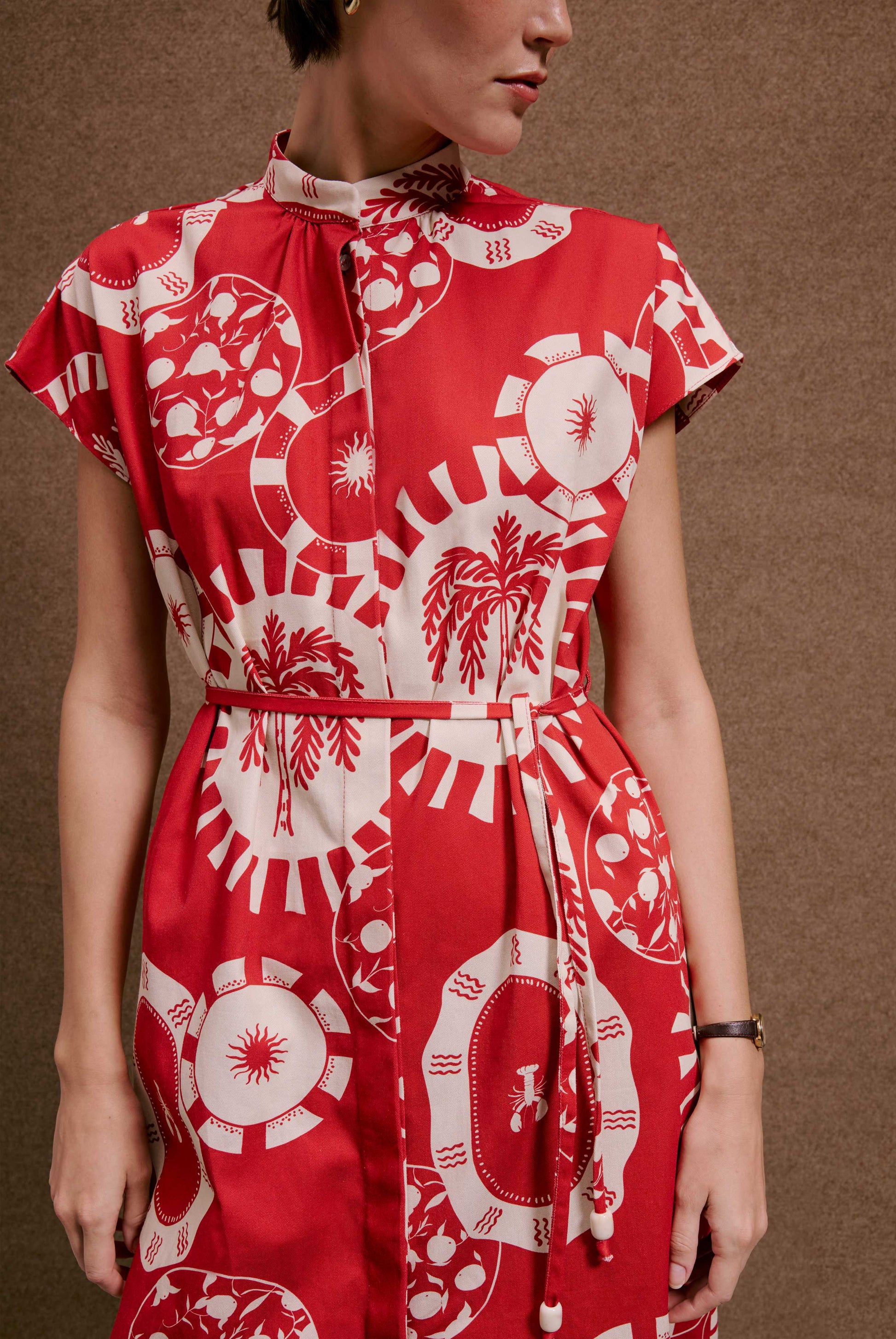 Vestido Gênova Pratinhos Vermelho, estampa off-white de sol, coqueiros e vida marinha; gola mandarim e cinto.