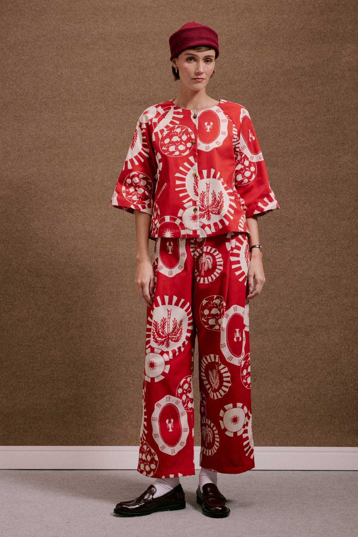 Blusa e calça Diário Pratinhos Vermelho, conjunto vermelho e branco com estampa de círculos e motivos tropicais.