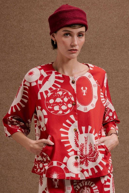 Blusa/Casaco Pratinhos Vermelho, estampa branca com sol, lagosta, laranjas e ondas. Mangas 3/4 e botões.