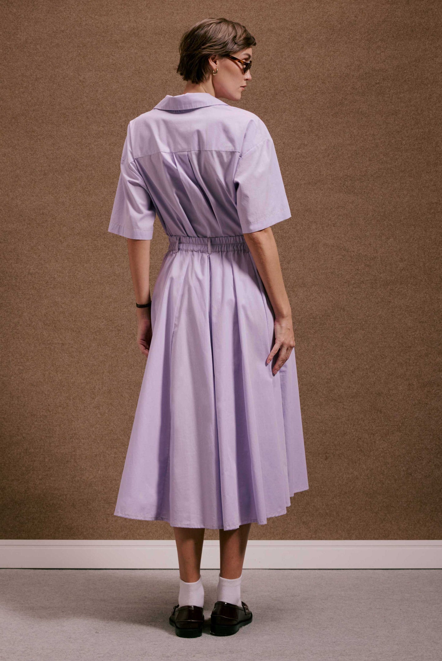 Vestido Relíquia Orquidário lavanda, estilo camisa, com saia plissada e cintura elástica. De algodão.