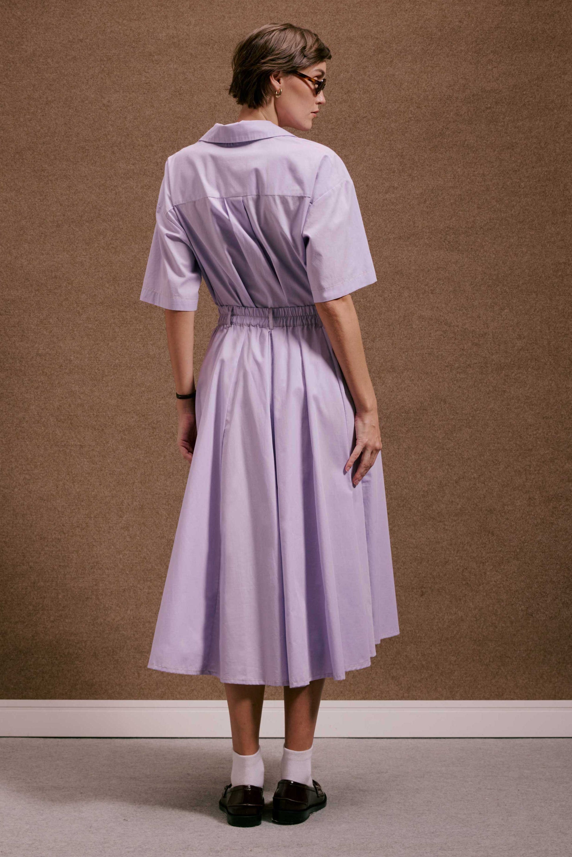 Vestido Relíquia Orquidário lavanda, estilo camisa, com saia plissada e cintura elástica. De algodão.