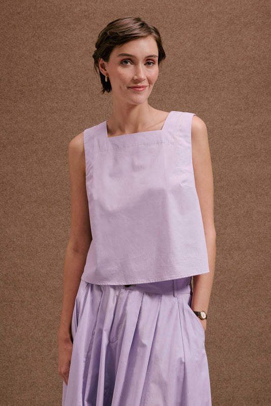 Blusa Quadradinha Orquidário lilás, regata de decote quadrado, com saia plissada. Visual monocromático feminino.