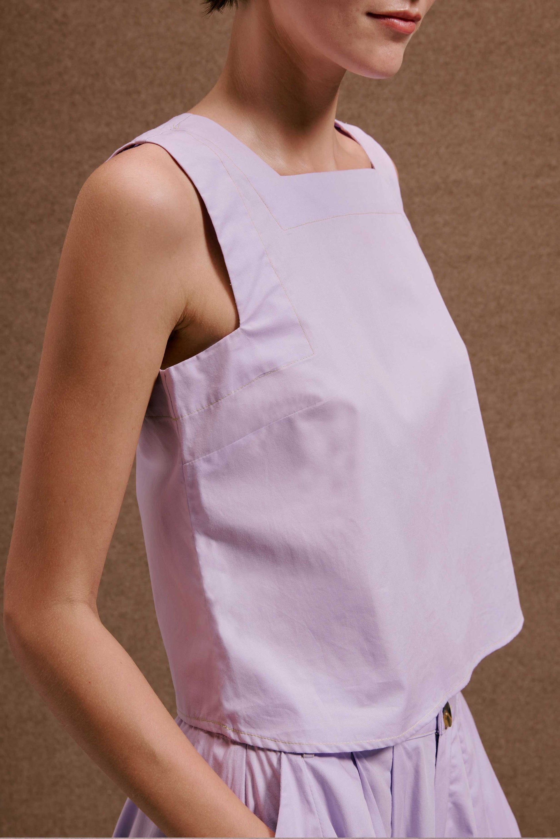 Blusa Quadradinha Orquidário lilás, decote quadrado com costuras contrastantes. Sem mangas e em tecido de algodão.