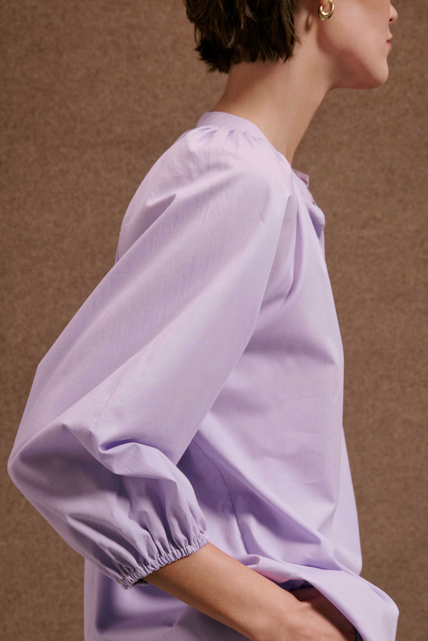 Blusa Boho Orquidário lilás, com manga bufante e punho franzido, tecido leve.