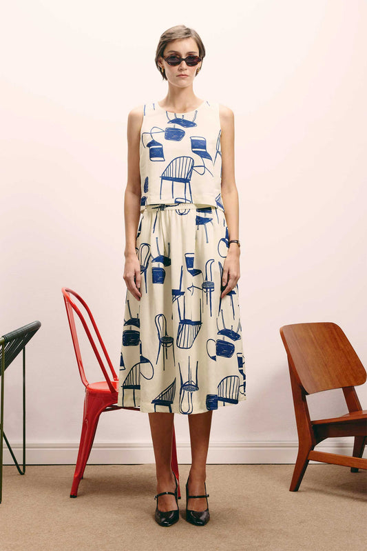Saia Rodada Cadeiras off-white com estampas de cadeiras azuis, combinando com top, em tecido leve.